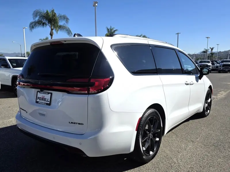 2026 Chrysler Pacifica Limited photo 5