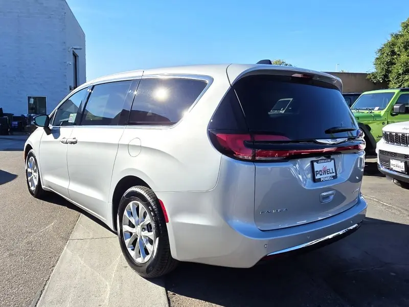 2026 Chrysler Pacifica Limited photo 3