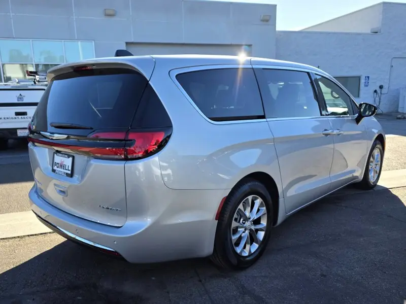 2026 Chrysler Pacifica Limited photo 5