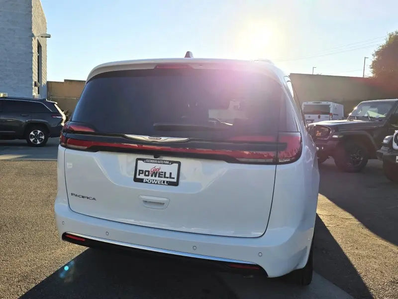 2026 Chrysler Pacifica Pinnacle photo 4