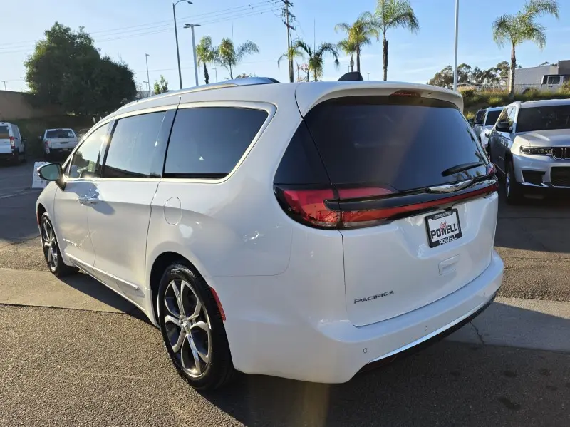 2026 Chrysler Pacifica Pinnacle photo 3