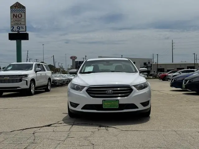 2018 Ford Taurus SEL FWD photo 3