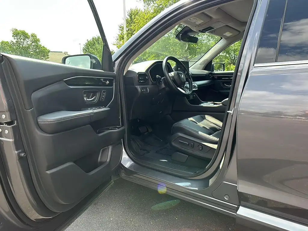 2025 Honda Pilot Touring AWD's photo