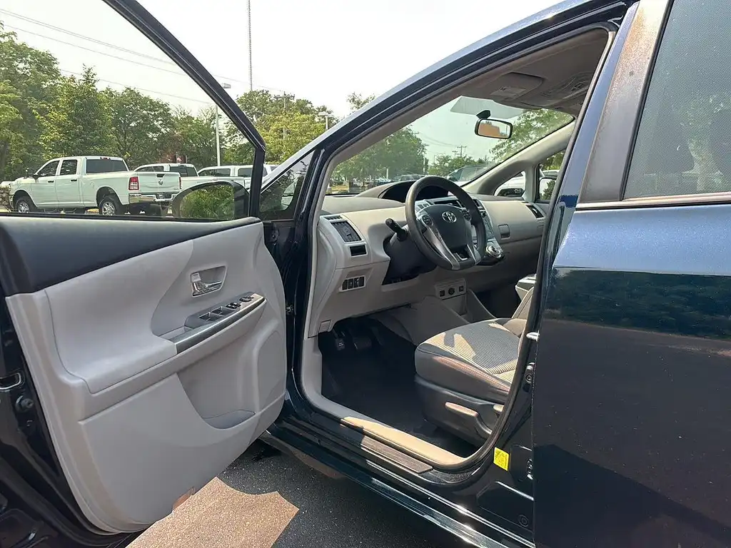 2017 Toyota Prius v Five's photo
