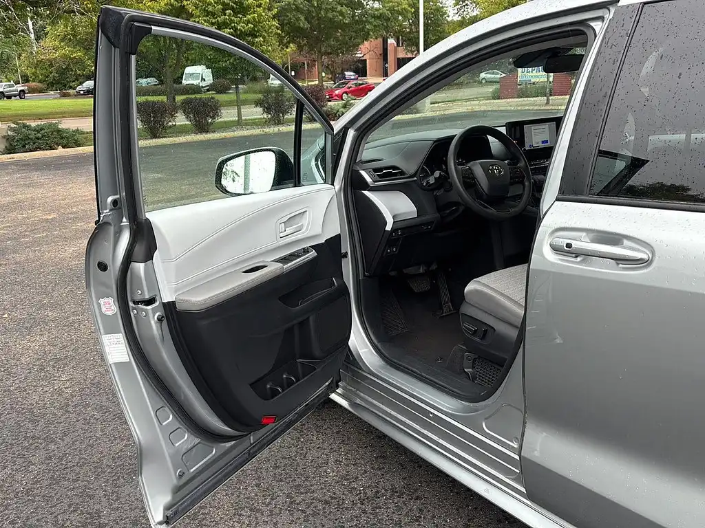 2025 Toyota Sienna LE 8-Passenger Hybrid FWD's photo