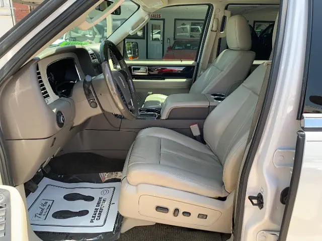 2017 Lincoln Navigator Select photo 5