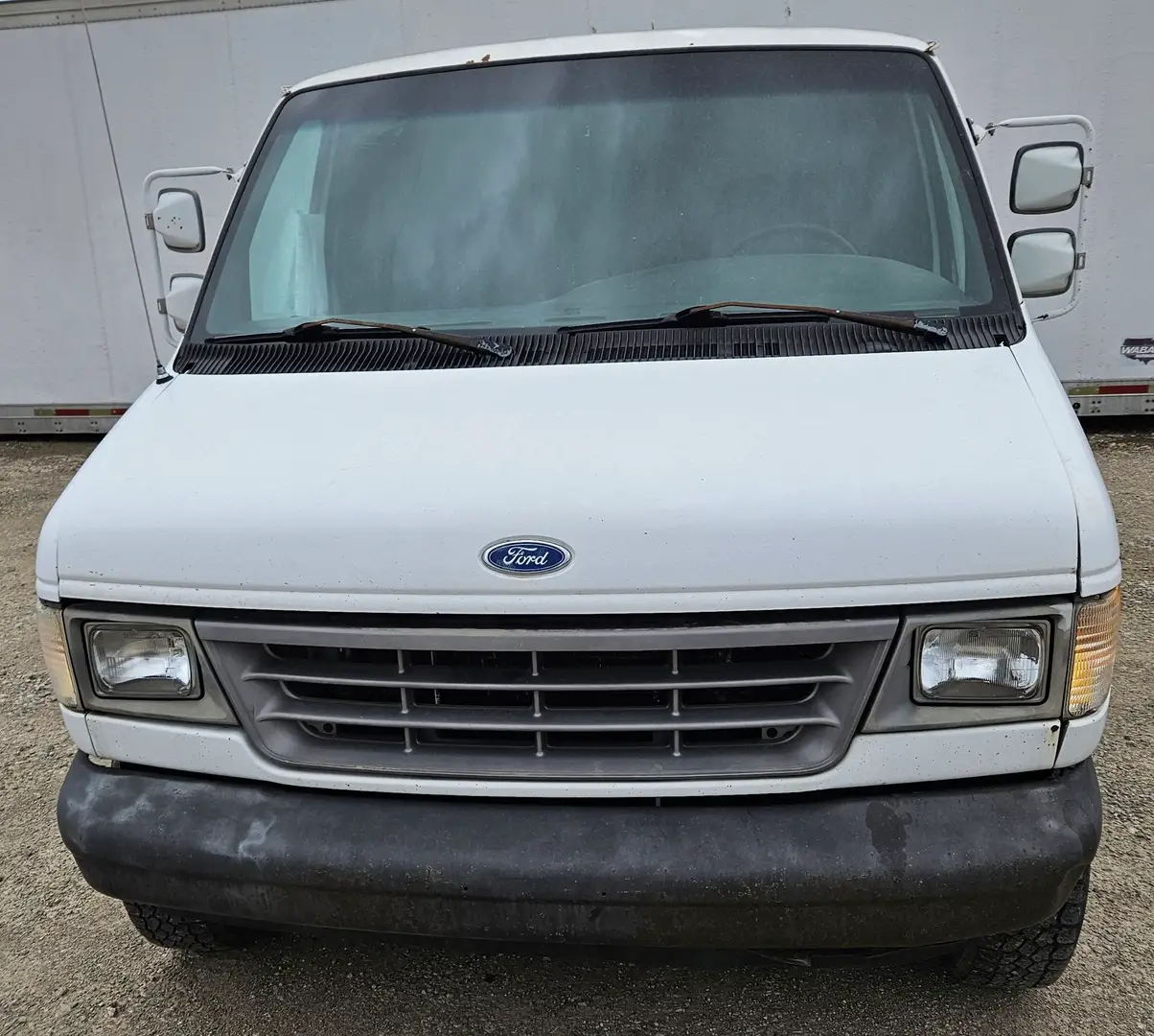 2002 Ford E-Series E-250 Van photo 1