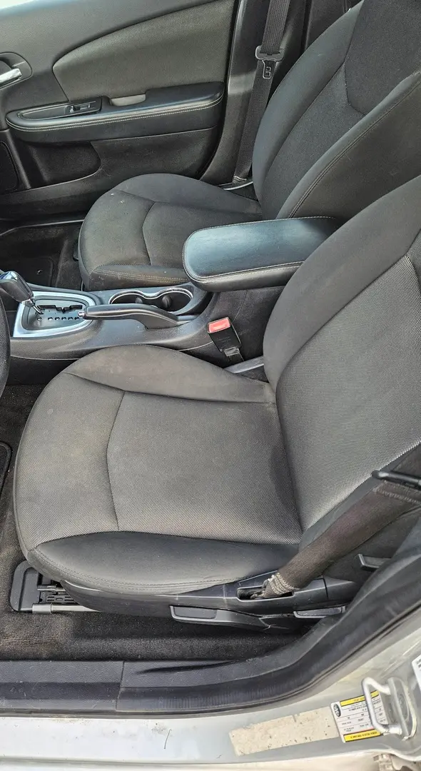 2012 Dodge Avenger SE photo 5