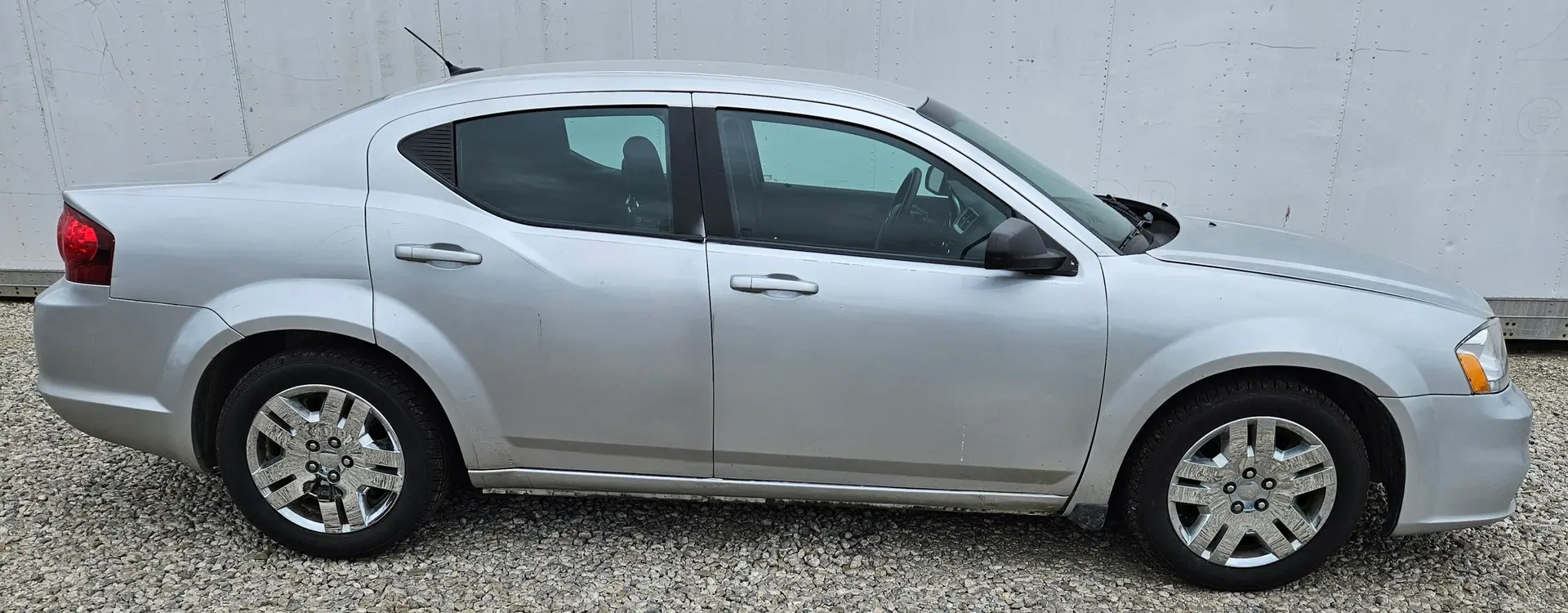 2012 Dodge Avenger SE photo 3