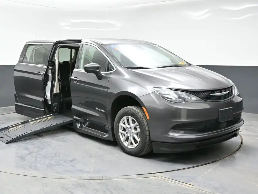 2023 Chrysler Voyager LX's photo
