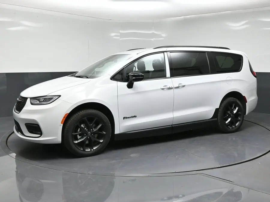 2027 Chrysler Pacifica Select photo 3