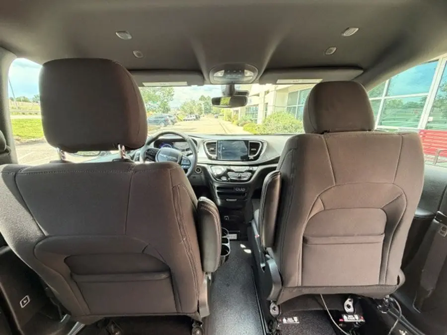 2024 Chrysler Pacifica Touring photo 4