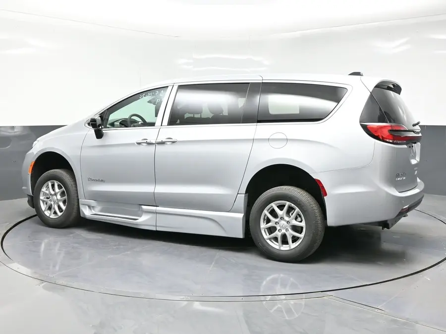 2026 Chrysler Pacifica Select photo 3