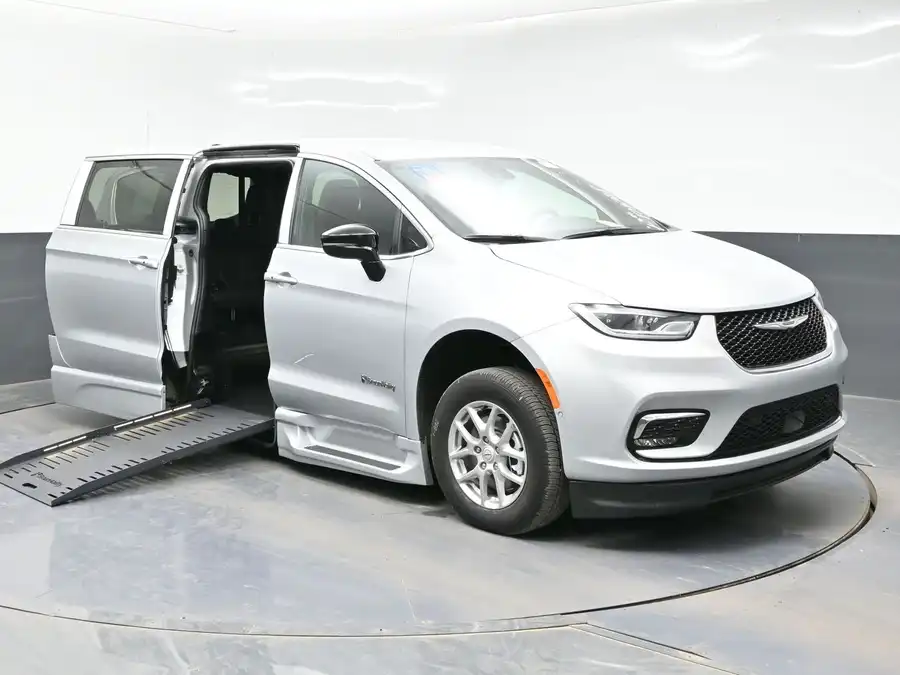 2026 Chrysler Pacifica Select's photo