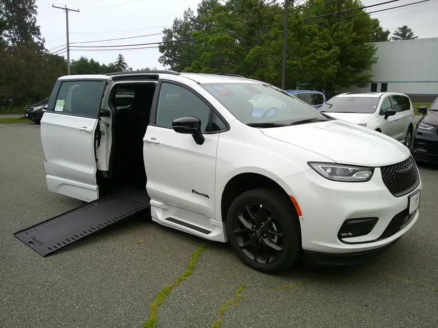 2026 Chrysler Pacifica Select's photo