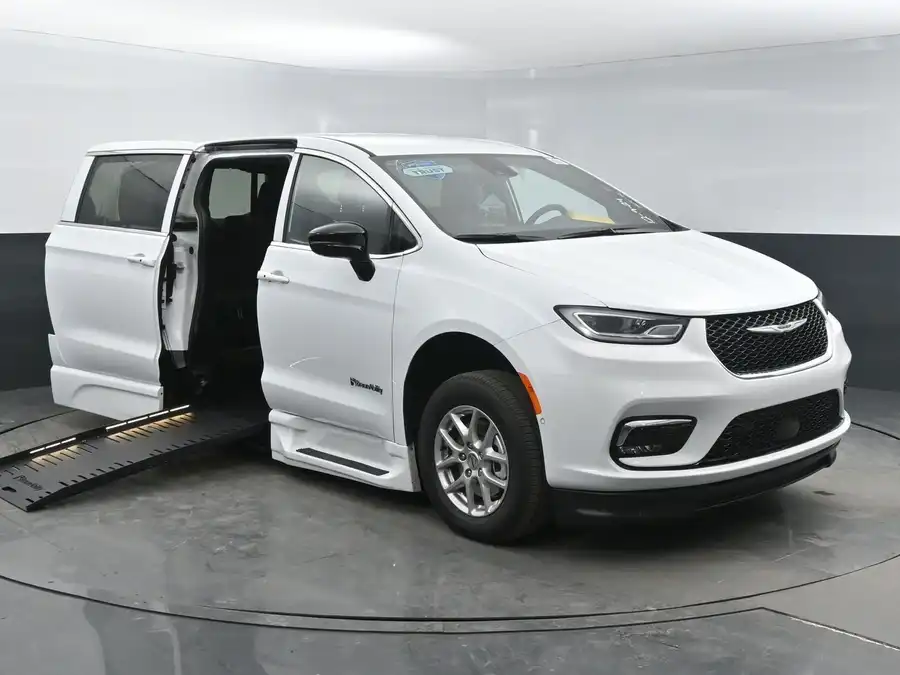 2023 Chrysler Pacifica Touring L's photo