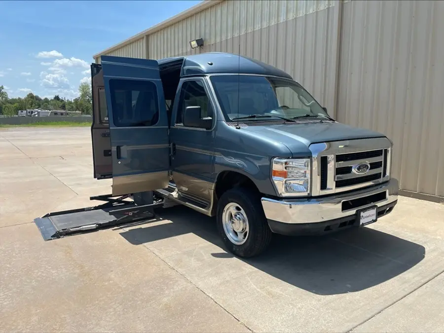 2013 Ford E-Series E-150 Van photo 3