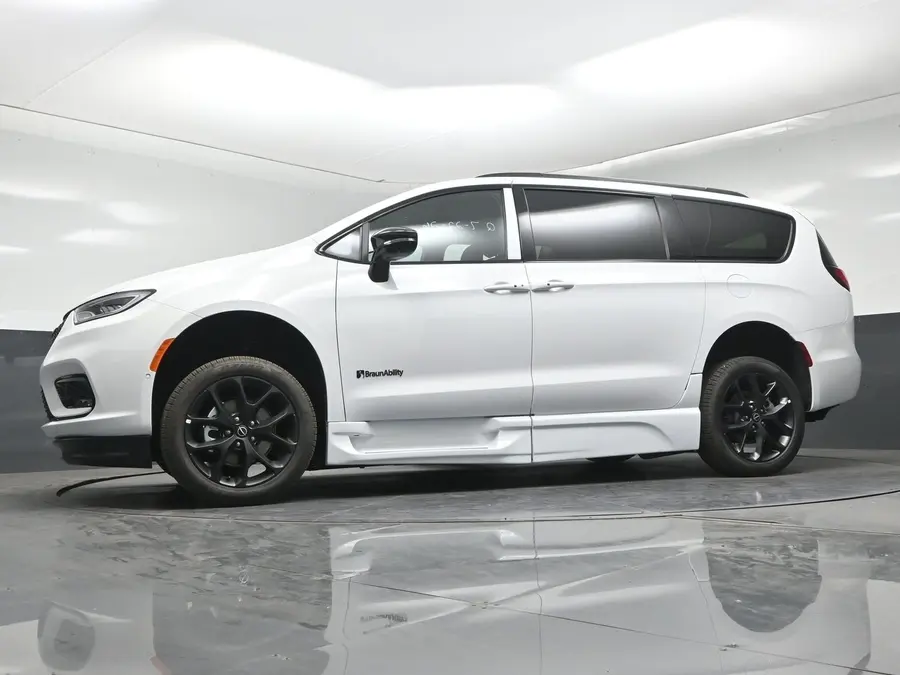 2026 Chrysler Pacifica Select photo 3