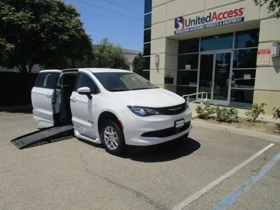 2023 Chrysler Voyager LX's photo