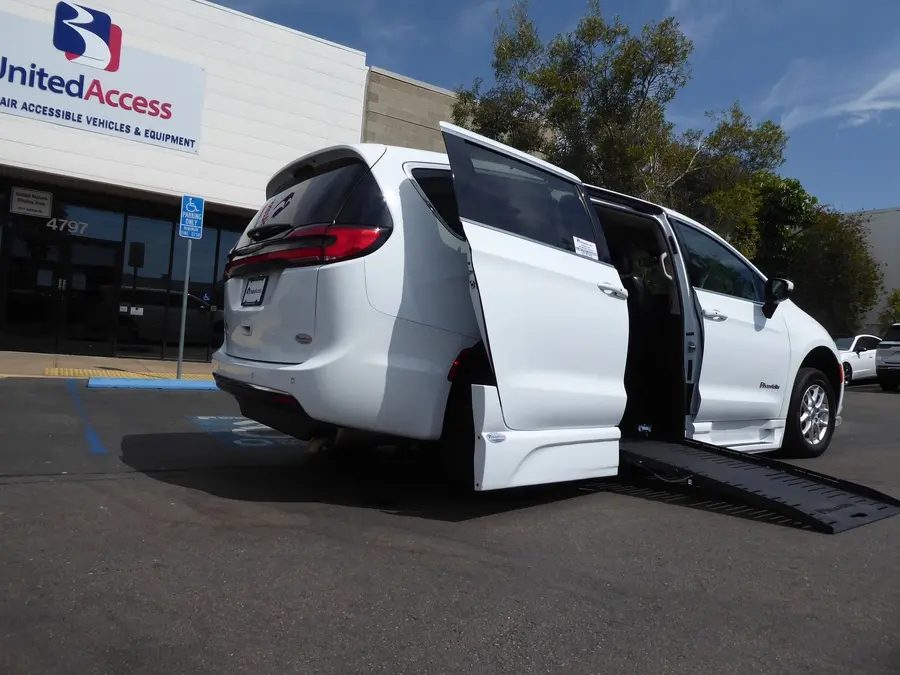 2023 Chrysler Pacifica Touring L photo 3