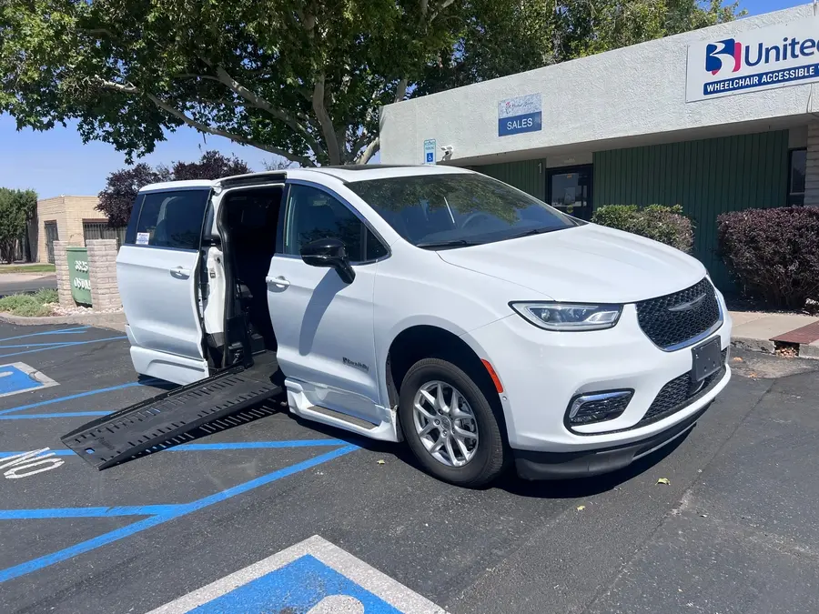 2025 Chrysler Pacifica Select photo 4