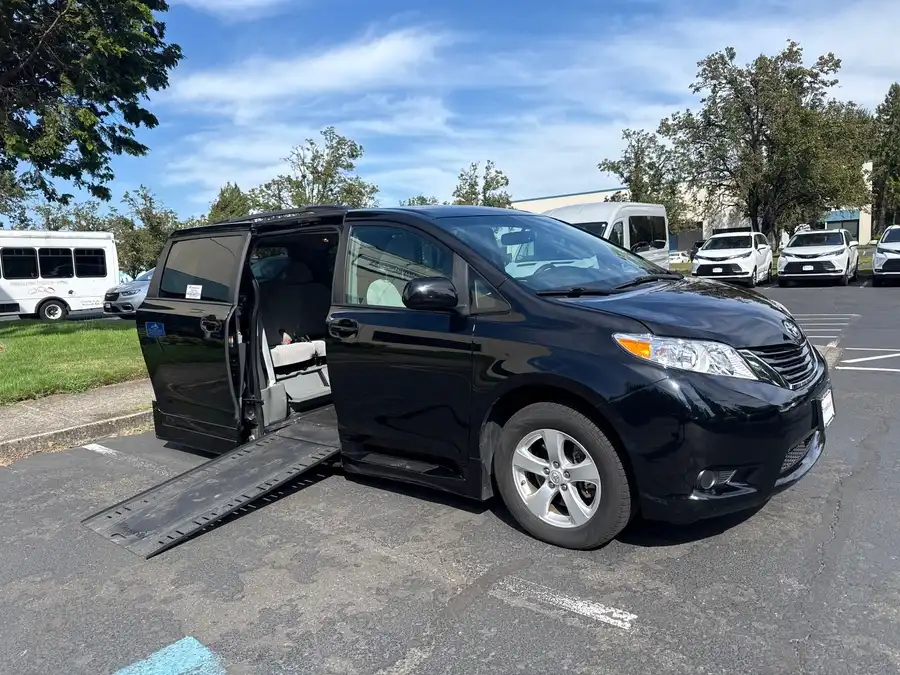 2017 Toyota Sienna LE V6 7-Passenger Mobility's photo