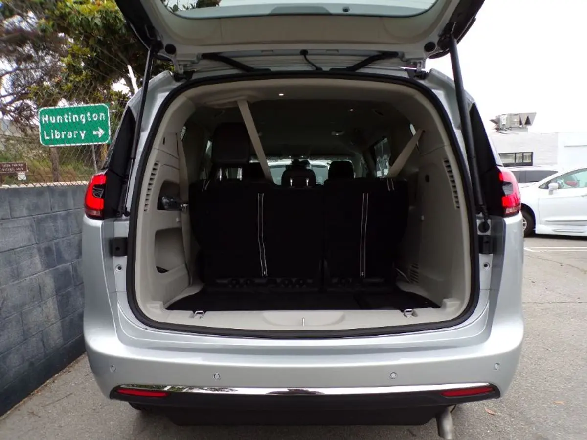 2024 Chrysler Pacifica Touring L photo 5