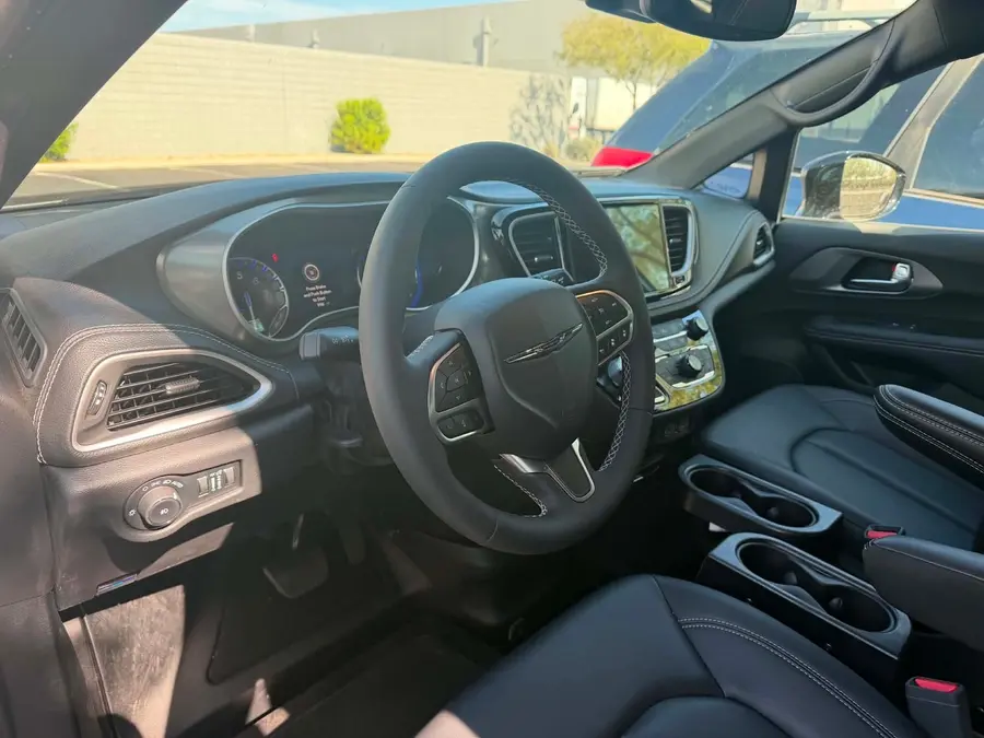 2025 Chrysler Pacifica Select photo 3