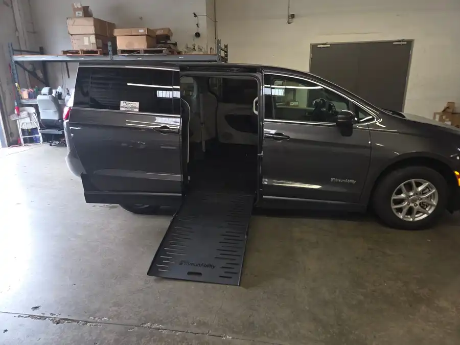2023 Chrysler Pacifica Touring L's photo