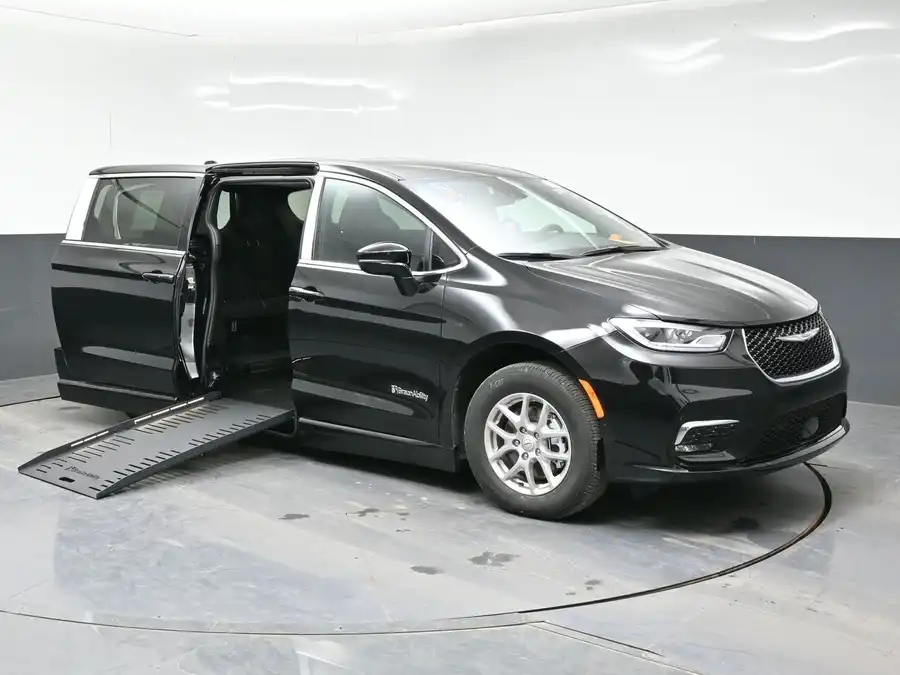 2026 Chrysler Pacifica Select's photo