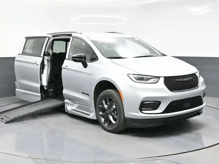 2026 Chrysler Pacifica Select's photo