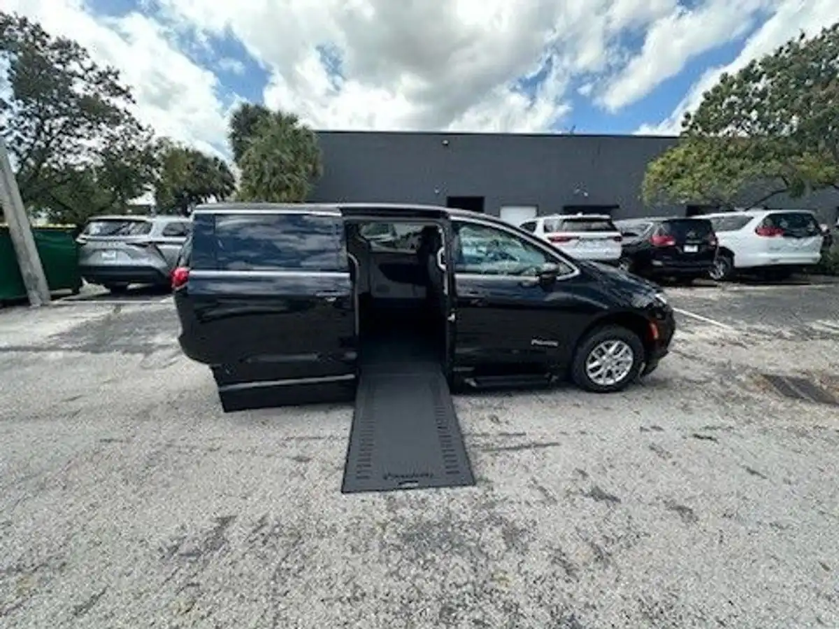 2024 Chrysler Pacifica Touring L's photo