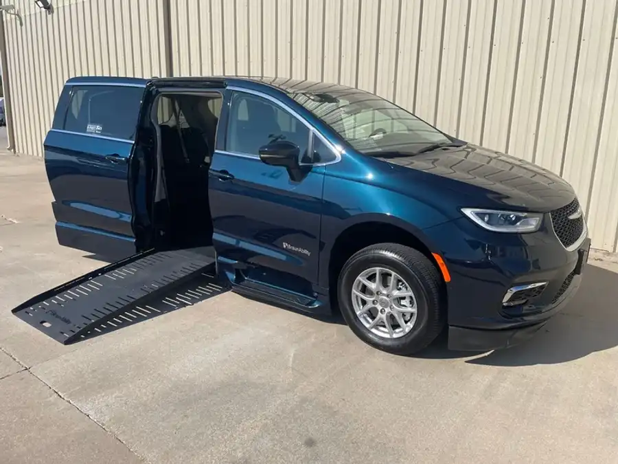 2024 Chrysler Pacifica Touring L's photo