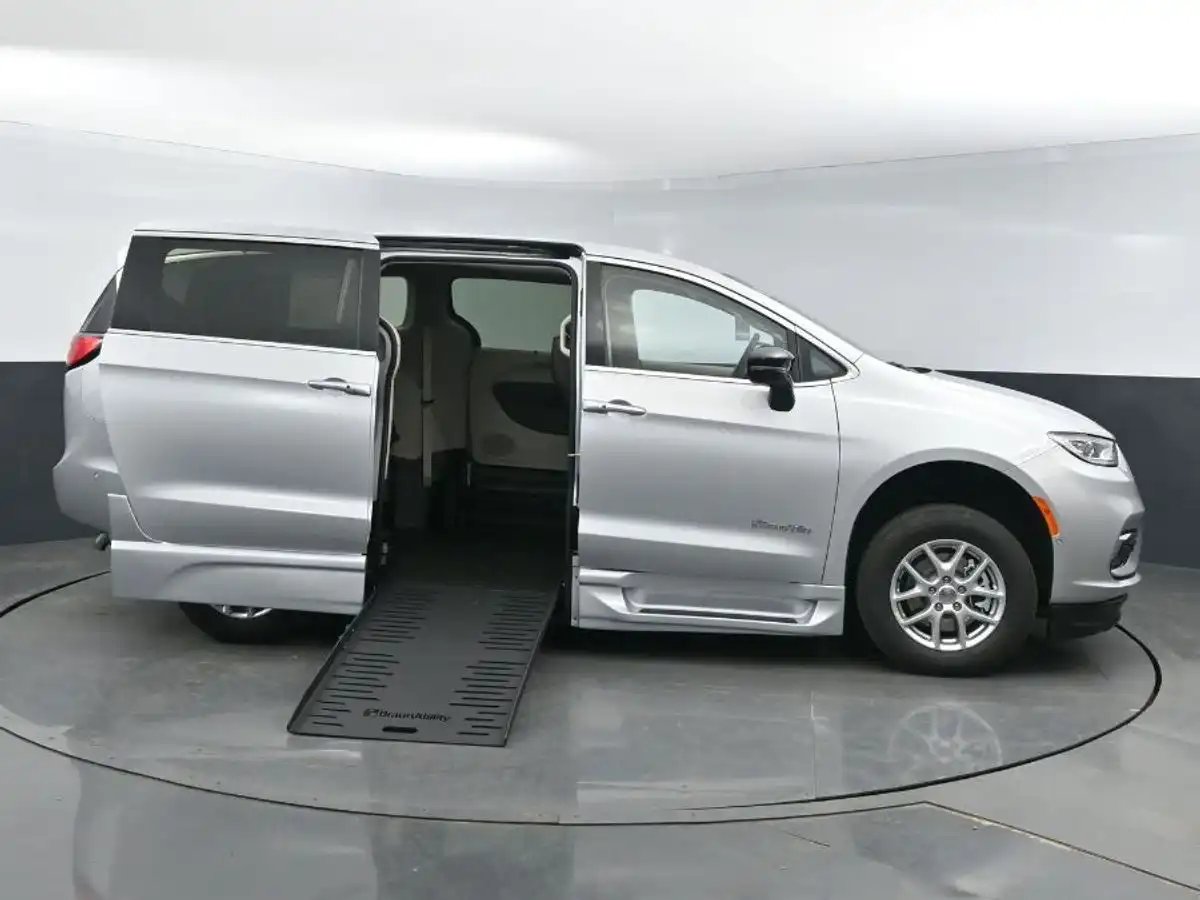 2024 Chrysler Pacifica Touring L's photo