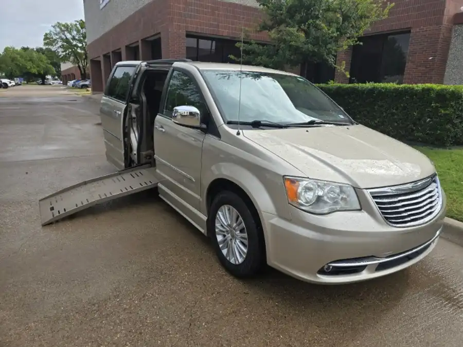 2012 Chrysler Town & Country Touring-L's photo