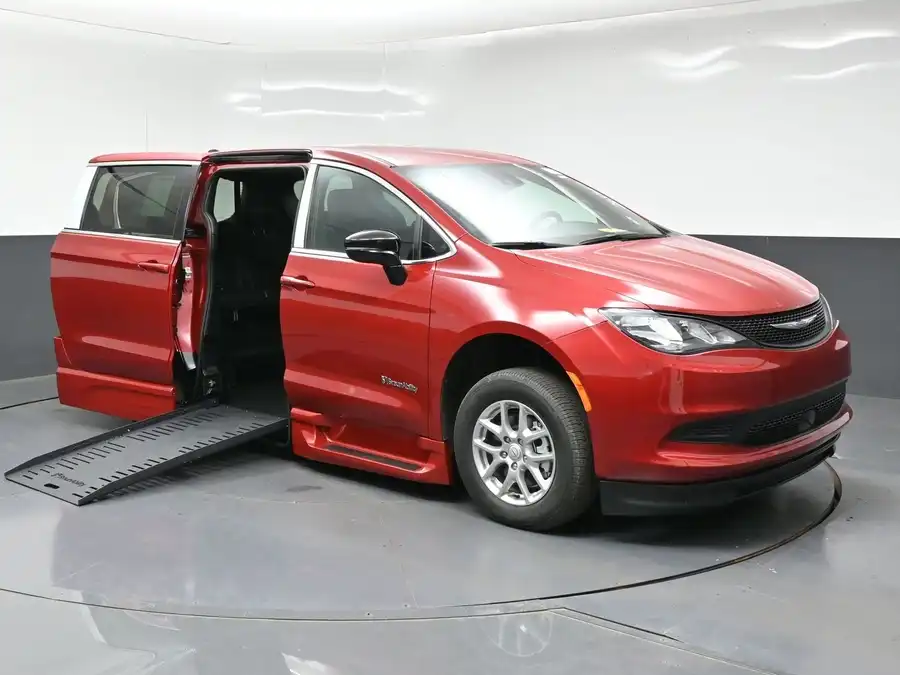 2026 Chrysler Voyager LX's photo