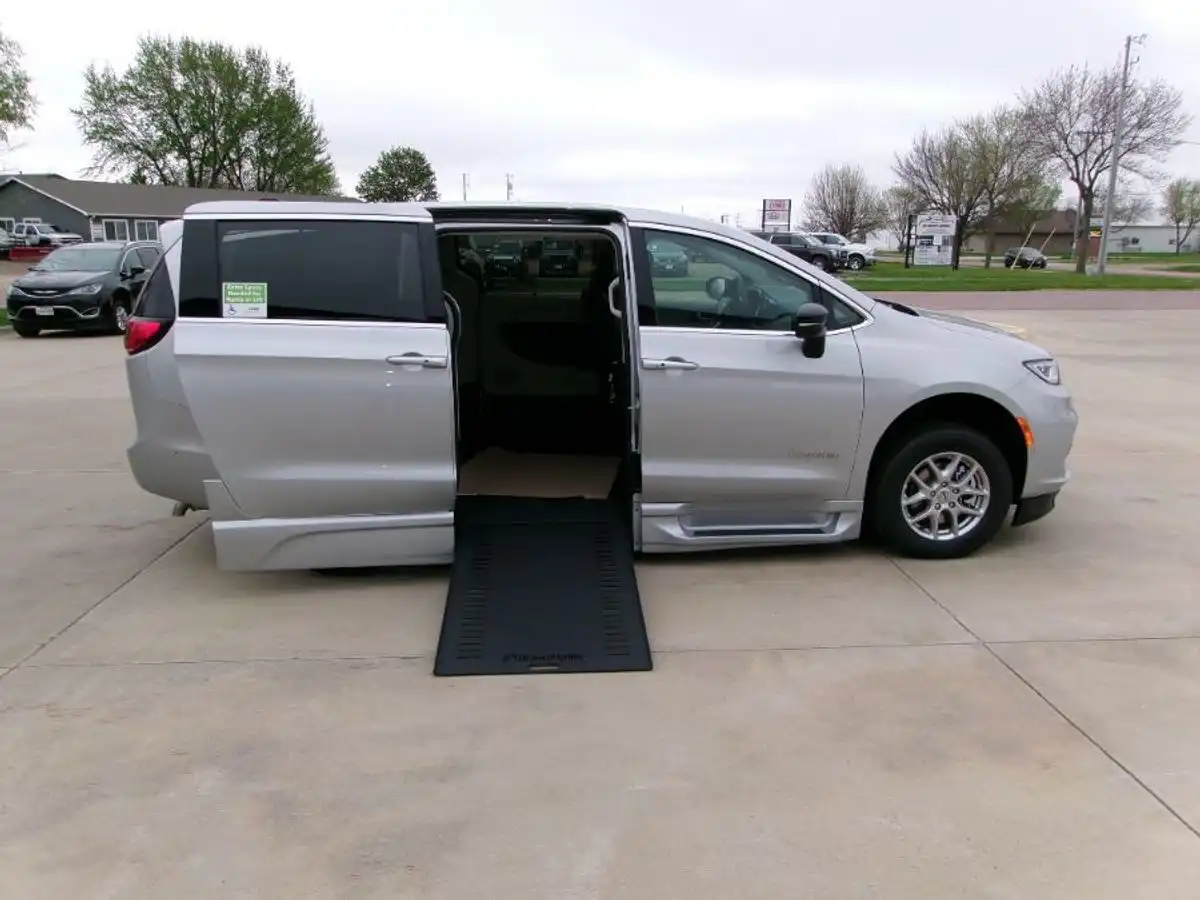 2024 Chrysler Pacifica Touring L's photo