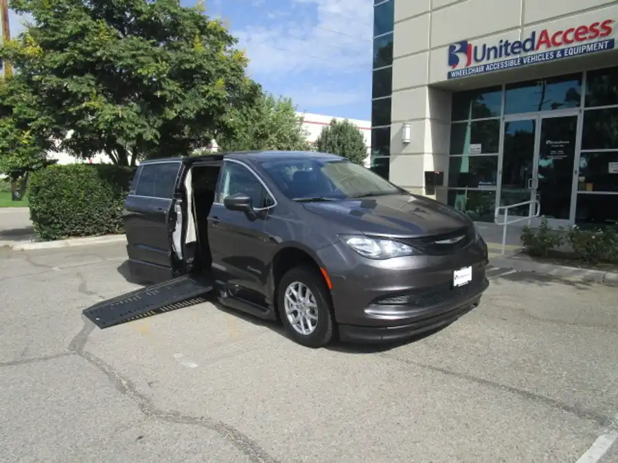 2022 Chrysler Voyager LX's photo