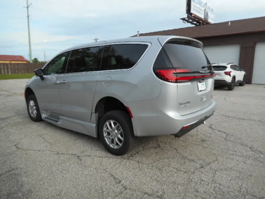2026 Chrysler Pacifica Select photo 4