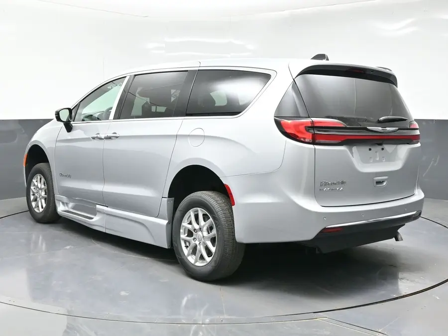 2026 Chrysler Pacifica Select photo 5