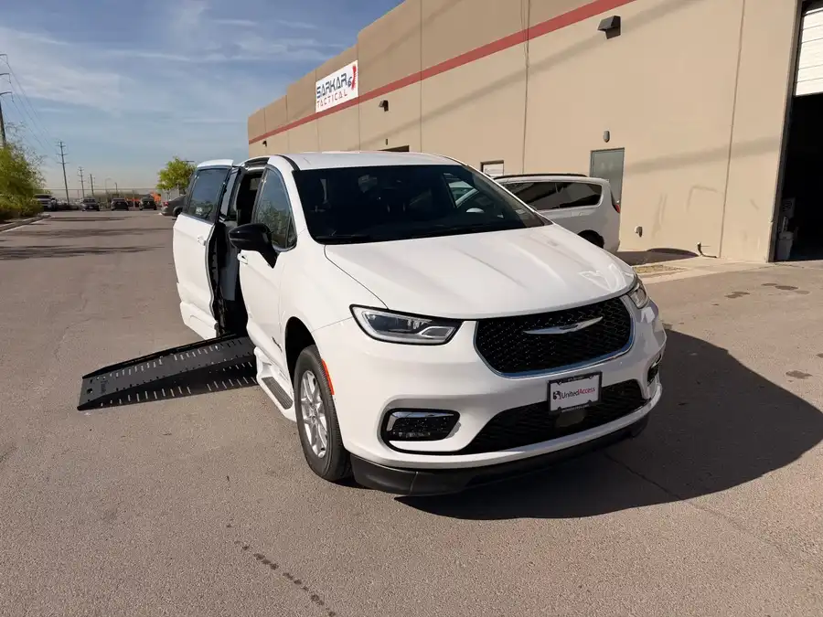 2025 Chrysler Pacifica Select's photo
