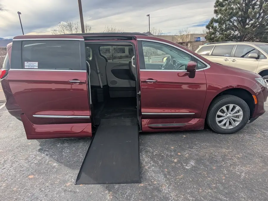 2017 Chrysler Pacifica Touring-L photo 1