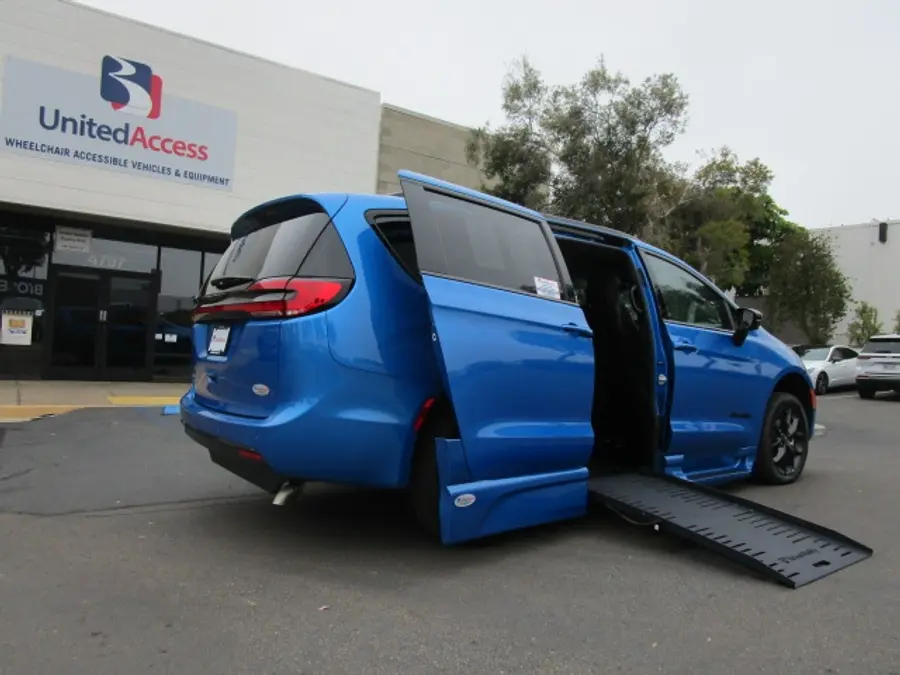 2026 Chrysler Pacifica Select photo 3