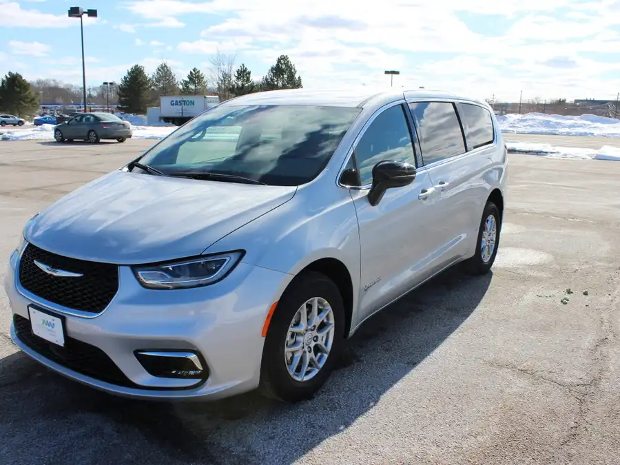 2026 Chrysler Pacifica Select's photo