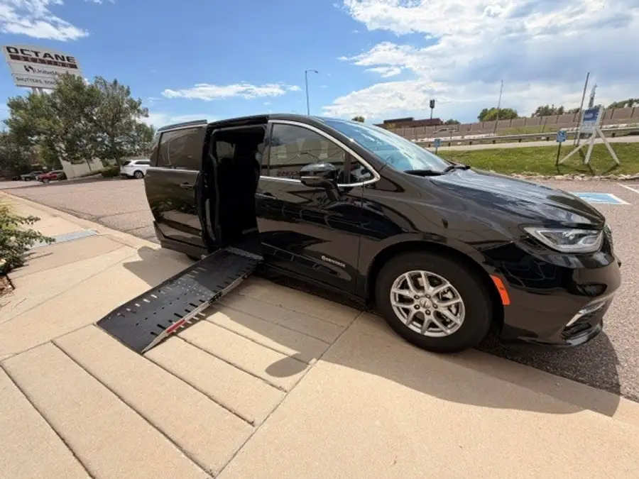 2024 Chrysler Pacifica Touring photo 1