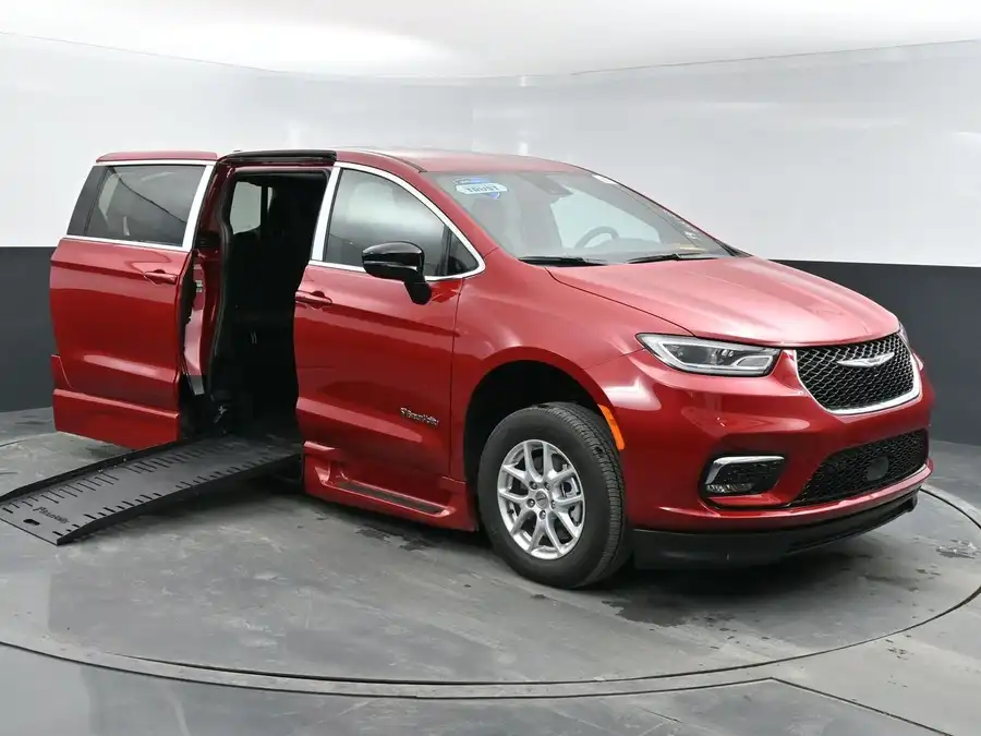 2026 Chrysler Pacifica Select's photo