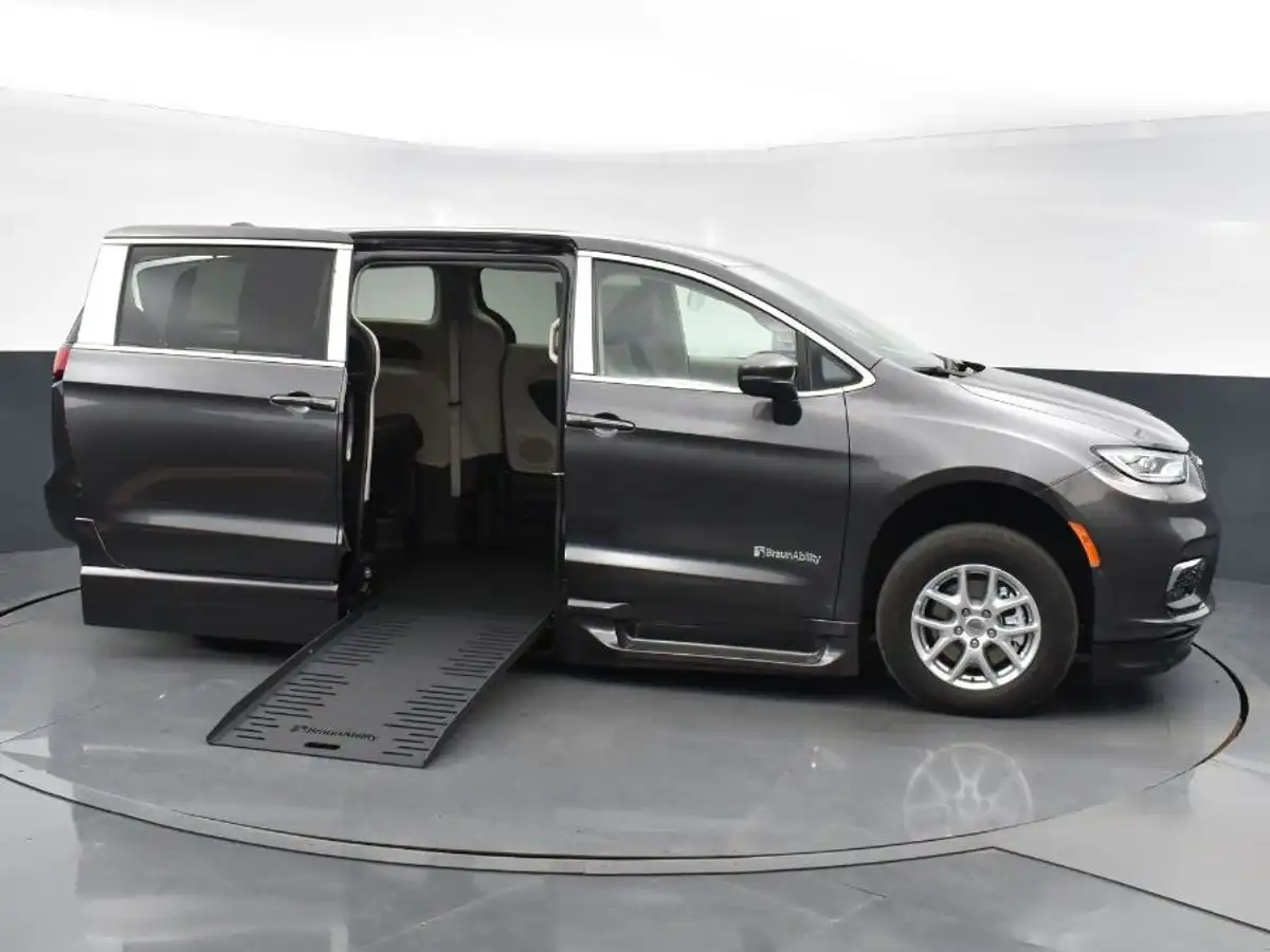 2023 Chrysler Pacifica Touring L's photo