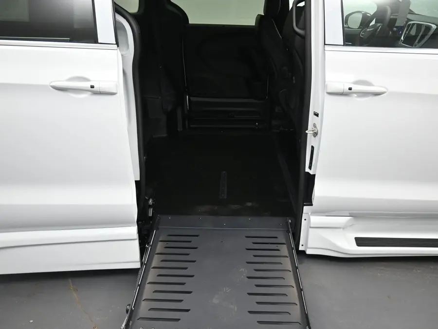 2026 Chrysler Pacifica Select photo 5