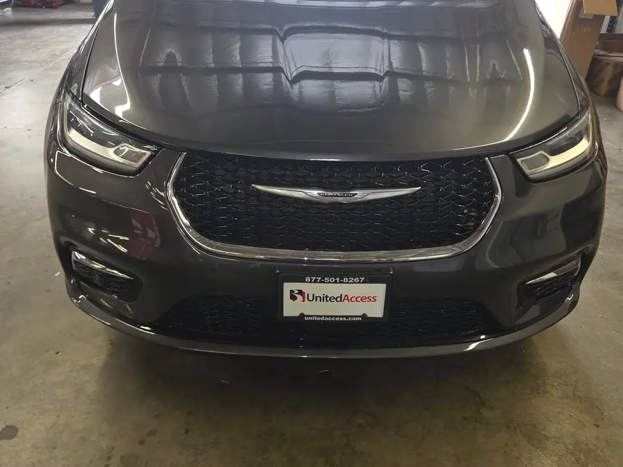 2023 Chrysler Pacifica Touring L photo 3