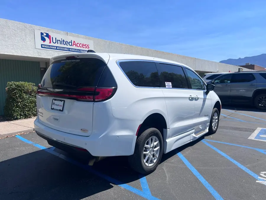 2025 Chrysler Pacifica Select photo 3
